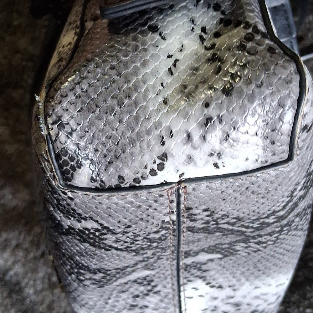 VERA WANG Snake-Print Crossbody GREAT CONDITION. - Picture 6 of 9